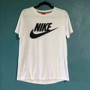 Women’s white Nike t-shirt